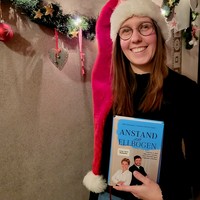 Luise mit Buch