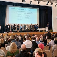 Absolvent:innen des Fernstudiums mit Live-Online-Lehre