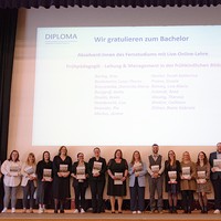 Absolvent:innen des Fernstudiums mit Live-Online-Lehre