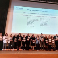 Absolvent:innen des Fernstudiums mit Live-Online-Lehre