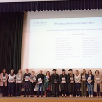 Absolvent:innen des Fernstudiums mit Live-Online-Lehre