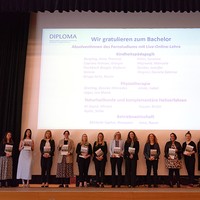Absolvent:innen des Fernstudiums mit Live-Online-Lehre