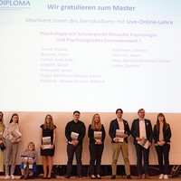 Absolvent:innen des Fernstudiums mit Live-Online-Lehre