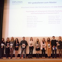 Absolvent:innen des Fernstudiums mit Live-Online-Lehre