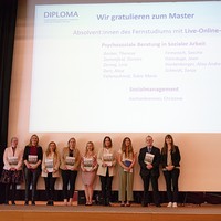 Absolvent:innen des Fernstudiums mit Live-Online-Lehre
